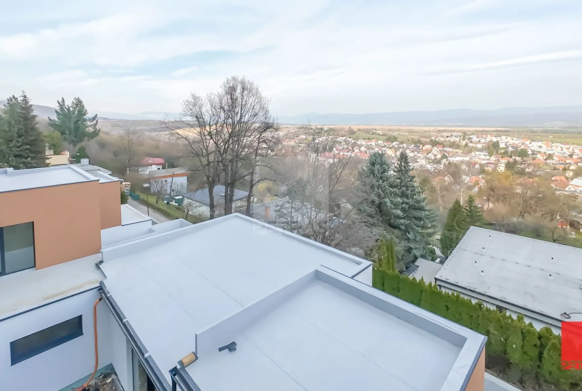 UNIKÁTNY 4 IZBOVÝ DOM S GARÁŽOU, TERASAMI A ZÁHRADOU